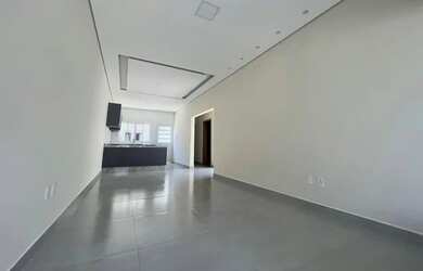 Imagem: A casa possui 3 Dormitórios, 2 Banheiros, 2 Vagas na garagem