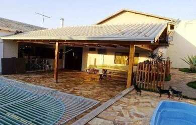 Imagem: A casa possui 3 Dormitórios, 2 Banheiros, 5 Vagas na garagem