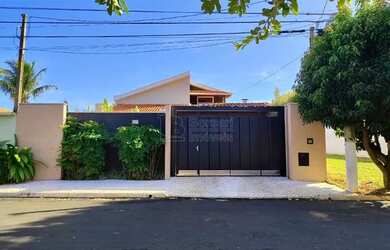 Imagem: A casa em condomínio possui 3 Dormitórios, 2 Banheiros, 5