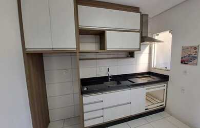 Imagem: A casa possui 2 Dormitórios, 2 Banheiros, 2 Vagas na garagem