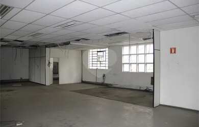 Imagem: O depósito possui 4 Vagas na garagem, 3.420m² de Área e