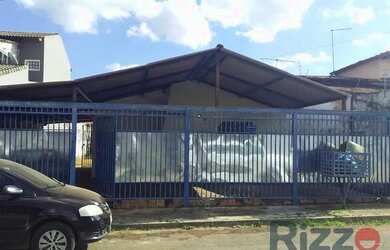 Imagem: A casa possui 2 Dormitórios, 1 Banheiro, 2 Vagas na garagem