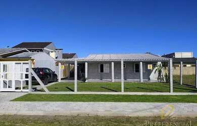 Imagem: A casa possui 5 Dormitórios, 3 Banheiros, 2 Vagas na garagem