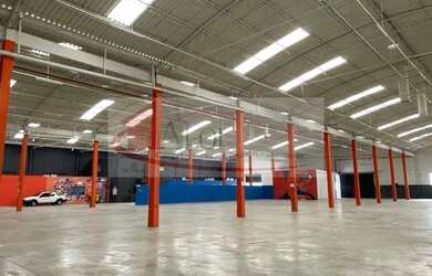 Imagem: O depósito possui 5 Vagas na garagem e 3440m² de Área e está