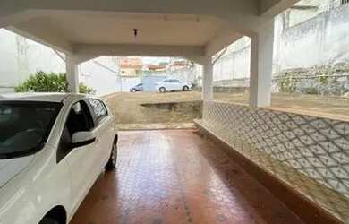 Imagem: A casa possui 4 Dormitórios, 2 Banheiros, 5 Vagas na garagem