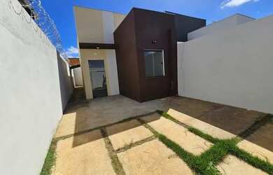 Imagem: A casa possui 2 Dormitórios, 1 Banheiro, 2 Vagas na garagem