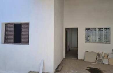 Imagem: A casa possui 2 Dormitórios, 2 Banheiros, 2 Vagas na garagem