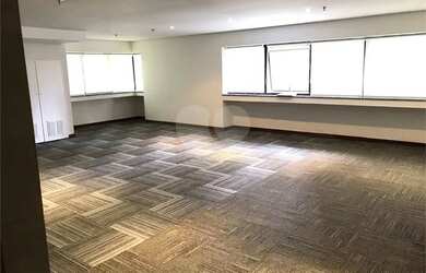 Imagem: O depósito possui 3 Vagas na garagem, 70m² de Área e está