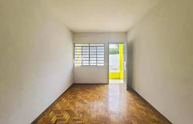 Imagem: A casa possui 3 Dormitórios, 1 Banheiro, 3 Vagas na garagem