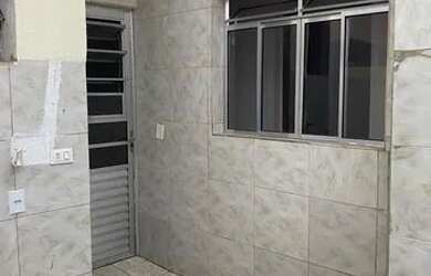 Imagem: A casa possui 1 Dormitório, 1 Banheiro e está localizado