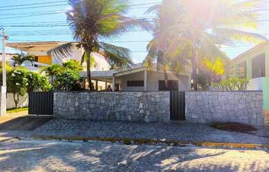 Imagem: A casa possui 5 Dormitórios, 2 Banheiros, 5 Vagas na garagem