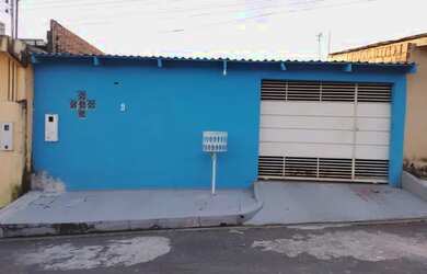 Imagem: A casa possui 2 Dormitórios, 2 Banheiros, 2 Vagas na garagem