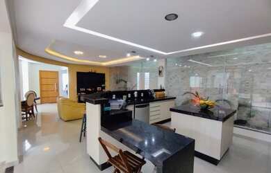 Imagem: A casa possui 5 Dormitórios, 5 Banheiros, 1 Vaga na garagem