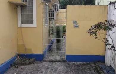 Imagem: A casa possui 1 Dormitório, 1 Banheiro, 1 Vaga na garagem