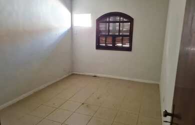 Imagem: A casa possui 3 Dormitórios, 2 Banheiros, 1 Vaga na garagem