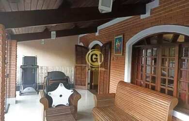 Imagem: A casa possui 4 Dormitórios, 3 Banheiros, 3 Vagas na garagem