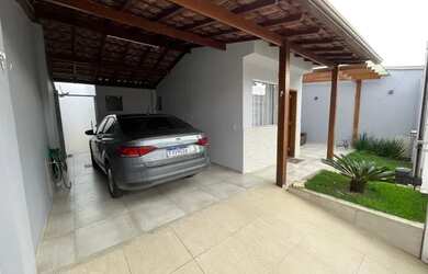 Imagem: A casa possui 3 Dormitórios, 3 Banheiros, 2 Vagas na garagem