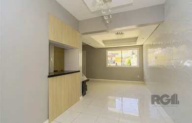 Imagem: A casa possui 3 Dormitórios, 1 Banheiro, 2 Vagas na garagem