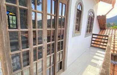 Imagem: A casa possui 4 Dormitórios, 4 Banheiros, 3 Vagas na garagem