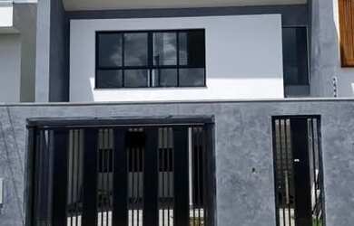 Imagem: A casa possui 3 Dormitórios, 2 Banheiros, 1 Vaga na garagem