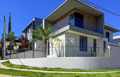 Imagem: A casa em condomínio possui 4 Dormitórios, 5 Banheiros, 2