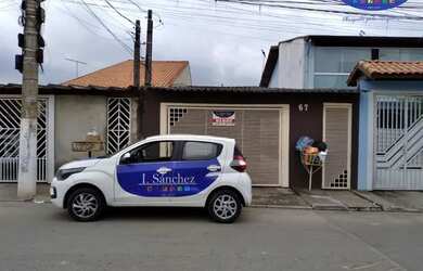 Imagem: A casa possui 2 Dormitórios, 1 Banheiro, 2 Vagas na garagem
