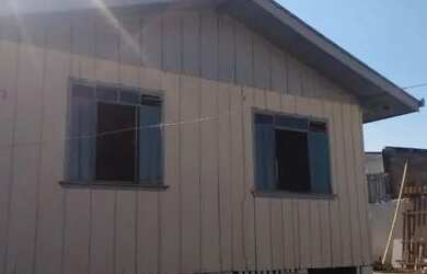 Imagem: A casa possui 3 Dormitórios, 1 Banheiro, 1 Vaga na garagem