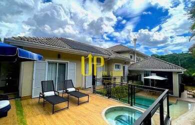 Imagem: A casa possui 4 Dormitórios, 5 Banheiros, 4 Vagas na garagem