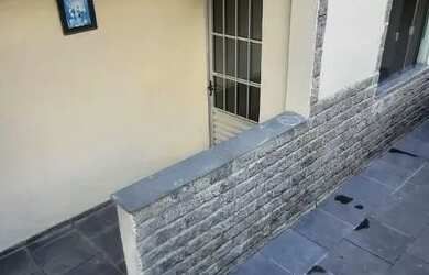 Imagem: A casa possui 2 Dormitórios e 1 Banheiro e está localizado