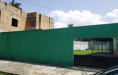 Imagem: A casa possui 3 Dormitórios, 2 Banheiros, 5 Vagas na garagem