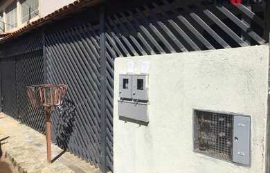 Imagem: A casa possui 2 Dormitórios, 1 Banheiro, 1 Vaga na garagem