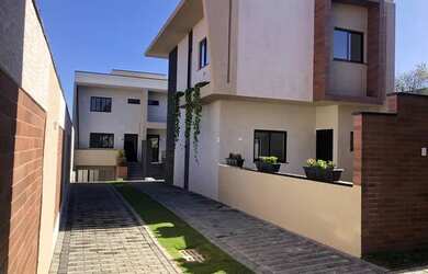 Imagem: A casa possui 3 Dormitórios, 2 Banheiros, 2 Vagas na garagem