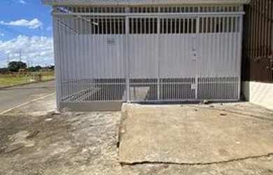 Imagem: A casa possui 2 Dormitórios, 2 Banheiros, 3 Vagas na garagem