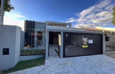 Imagem: A casa possui 3 Dormitórios, 3 Banheiros, 2 Vagas na garagem