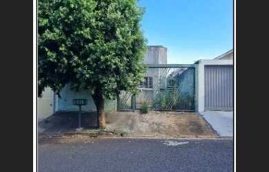 Imagem: A casa possui 3 Dormitórios, 1 Banheiro, 1 Vaga na garagem