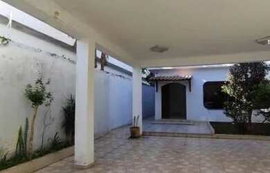 Imagem: A casa possui 3 Dormitórios, 4 Banheiros, 4 Vagas na garagem