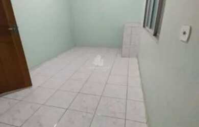 Imagem: A casa possui 3 Dormitórios, 1 Banheiro, 4 Vagas na garagem