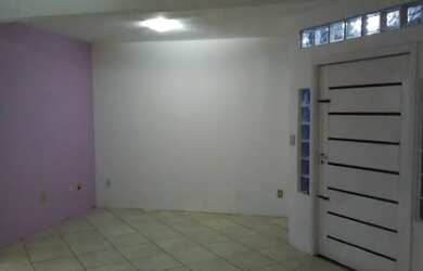 Imagem: A casa possui 2 Dormitórios, 1 Banheiro e está localizado