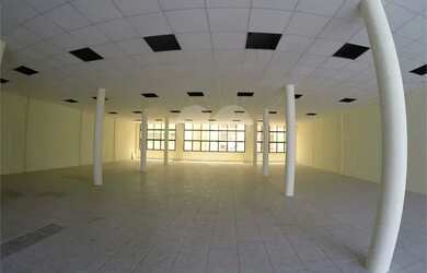 Imagem: O depósito possui 5 Vagas na garagem, 2.222m² de Área e