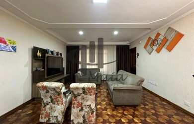 Imagem: A casa possui 3 Dormitórios, 1 Banheiro, 2 Vagas na garagem