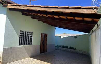 Imagem: A casa possui 2 Dormitórios, 1 Banheiro, 2 Vagas na garagem