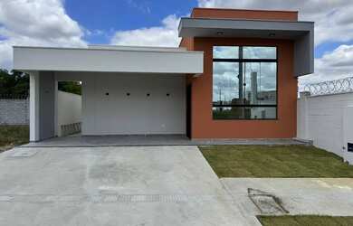 Imagem: A casa possui 3 Dormitórios, 1 Banheiro, 2 Vagas na garagem