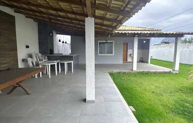 Imagem: A casa possui 3 Dormitórios, 3 Banheiros, 5 Vagas na garagem