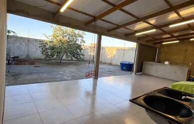 Imagem: A casa possui 3 Dormitórios, 1 Banheiro, 4 Vagas na garagem