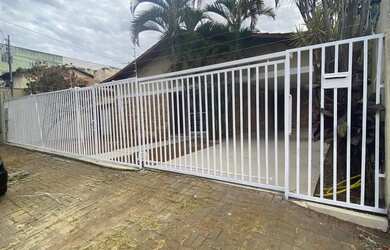 Imagem: A casa possui 5 Dormitórios, 4 Banheiros, 2 Vagas na garagem