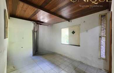 Imagem: A casa possui 5 Dormitórios, 1 Banheiro, 5 Vagas na garagem