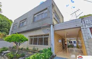 Imagem: A casa possui 3 Dormitórios, 3 Banheiros, 4 Vagas na garagem