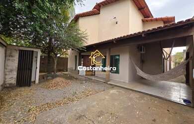 Imagem: A casa possui 3 Dormitórios, 2 Banheiros, 2 Vagas na garagem