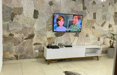 Imagem: A casa possui 4 Dormitórios, 3 Banheiros, 4 Vagas na garagem