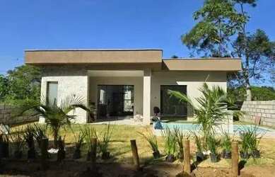 Imagem: A casa possui 3 Dormitórios, 3 Banheiros, 4 Vagas na garagem